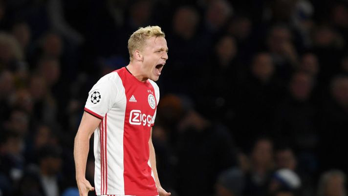 LONDON, ENGLAND - NOVEMBER 05: Donny van de Beek of AFC Ajax celebrates after scoring his team's fourth goal during the UEFA Champions League group H match between Chelsea FC and AFC Ajax at Stamford Bridge on November 05, 2019 in London, United Kingdom. (Photo by Mike Hewitt/Getty Images) LONDON, ENGLAND - NOVEMBER 05: Donny van de Beek of AFC Ajax celebrates after scoring his team's fourth goal during the UEFA Champions League group H match between Chelsea FC and AFC Ajax at Stamford Bridge on November 05, 2019 in London, United Kingdom. (Photo by Mike Hewitt/Getty Images)