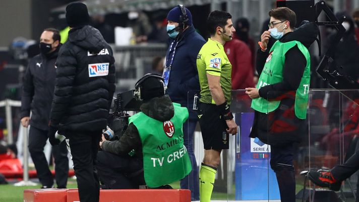 MILAN, ITALY - JANUARY 09: Referee, Fabio Maresca checks the VAR monitor during the Serie A match between AC Milan and Torino FC at Stadio Giuseppe Meazza on January 09, 2021 in Milan, Italy. Sporting stadiums around Italy remain under strict restrictions due to the Coronavirus Pandemic as Government social distancing laws prohibit fans inside venues resulting in games being played behind closed doors. (Photo by Marco Luzzani/Getty Images) 
