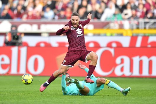 TURIN, ITALY - JANUARY 04: Nikola Vlasic of Torino FC is tackled by Fabio Depaoli of Hellas Verona during the Serie A match between Torino FC and Hellas Verona at Stadio Olimpico di Torino on January 4, 2023 in Turin, Italy. (Photo by Valerio Pennicino/Getty Images) Vlasic e l’incapacità di determinare dopo il Mondiale: la mini sosta per riprendersi- immagine 2