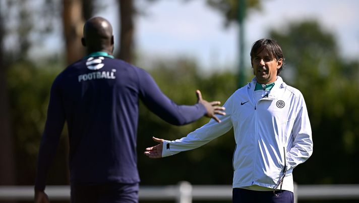 COMO, ITALY - SEPTEMBER 22: Head coach Simone Inzaghi of FC Internazionale speaks with Romelu Lukaku of FC Internazionale during a training session at the club's training ground Suning Training Center at Appiano Gentile on September 22, 2022 in Como, Italy. (Photo by Mattia Ozbot - Inter/Inter via Getty Images) Inter, per Lukaku trapela ottimismo: “E il piano nella sua testa è questo” - immagine 1