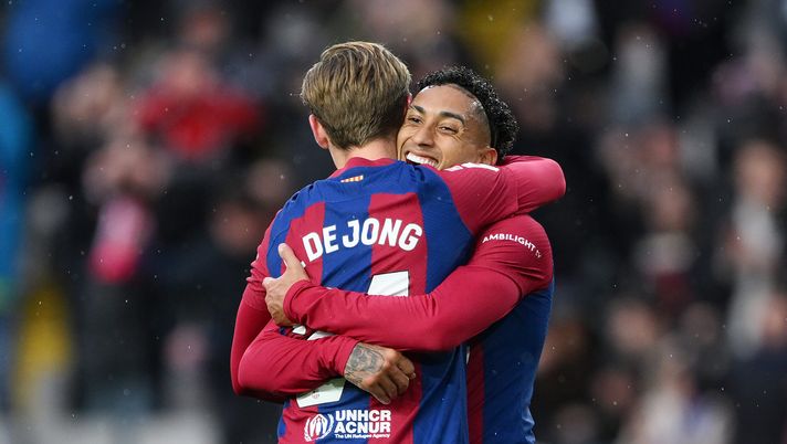 BARCELONA, SPAIN - FEBRUARY 24: Frenkie de Jong of FC Barcelona celebrates scoring his team's third goal with teammate Raphinha during the LaLiga EA Sports match between FC Barcelona and Getafe CF at Estadi Olimpic Lluis Companys on February 24, 2024 in Barcelona, Spain. (Photo by David Ramos/Getty Images) Il Barcellona passeggia in casa contro il Getafe: gli uomini di Xavi calano il poker - immagine 1