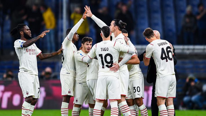 GENOA, ITALY - DECEMBER 1: Zlatan Ibrahimovic of Milan (C) celebrates with his team-mates and Stefano Pioli head coach of Milan after scoring a goal on a free-kick during the Serie A match between Genoa CFC and AC Milan at Stadio Luigi Ferraris on December 1, 2021 in Genoa, Italy. (Photo by Getty Images) GENOA, ITALY - DECEMBER 1: Zlatan Ibrahimovic of Milan (C) celebrates with his team-mates and Stefano Pioli head coach of Milan after scoring a goal on a free-kick during the Serie A match between Genoa CFC and AC Milan at Stadio Luigi Ferraris on December 1, 2021 in Genoa, Italy. (Photo by Getty Images)