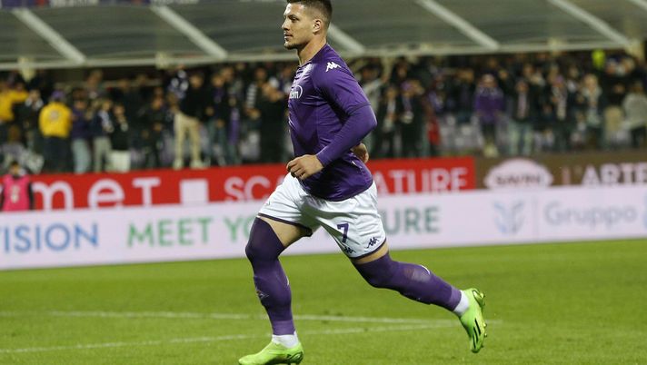 FLORENCE, ITALY - NOVEMBER 09: Luka Jovic of ACF Fiorentina celebrates after scoring a goal during the Serie A match between ACF Fiorentina and Salernitana at Stadio Artemio Franchi on November 9, 2022 in Florence, Italy. (Photo by Gabriele Maltinti/Getty Images) Jovic in pole, rischia Barak e conferme in difesa: la probabile formazione della Fiorentina - immagine 1