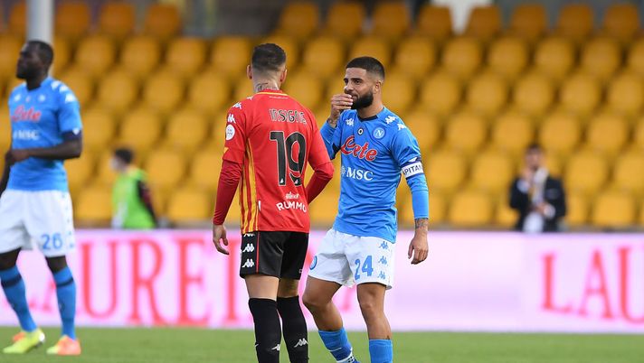 BENEVENTO, ITALY - OCTOBER 25: Lorenzo Insigne of SSC Napoli talks with his brother Roberto Insigne of Benevento Calcio after scoring the 1-1 goal during the Serie A match between Benevento Calcio and SSC Napoli at Stadio Ciro Vigorito on October 25, 2020 in Benevento, Italy. (Photo by Francesco Pecoraro/Getty Images) BENEVENTO, ITALY - OCTOBER 25: Lorenzo Insigne of SSC Napoli talks with his brother Roberto Insigne of Benevento Calcio after scoring the 1-1 goal during the Serie A match between Benevento Calcio and SSC Napoli at Stadio Ciro Vigorito on October 25, 2020 in Benevento, Italy. (Photo by Francesco Pecoraro/Getty Images)
