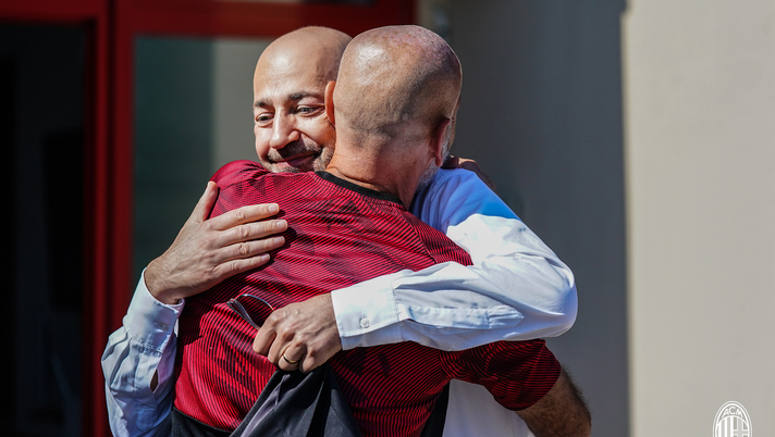 L'abbraccio, a Milanello, tra Ivan Gazidis e Stefano Pioli, amministratore delegato ed allenatore del Milan (credits: acmilan.com) 