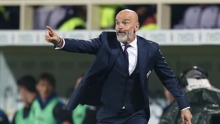 FLORENCE, ITALY - SEPTEMBER 24: Stefano Pioli manager of ACF Fiorentina gestures during the Serie A match between FC Crotone and Benevento Calcio at Stadio Artemio Franchi on September 24, 2017 in Florence, Italy.  (Photo by Gabriele Maltinti/Getty Images)