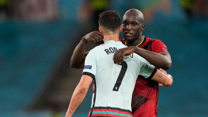 Belgium's forward Romelu Lukaku (R) embraces Portugal's forward Cristiano Ronaldo at the end of the UEFA EURO 2020 round of 16 football match between Belgium and Portugal at La Cartuja Stadium in Seville on June 27, 2021. (Photo by THANASSIS STAVRAKIS / POOL / AFP) (Photo by THANASSIS STAVRAKIS/POOL/AFP via Getty Images) Gazzetta: “Ronaldo, filtrano voci di addio. Lukaku è felice e non va via dall’Inter” - immagine 1