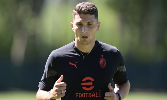 Mattia Caldara (difensore AC Milan) qui in allenamento a Milanello | Milan News (Getty Images) Mattia Caldara AC Milan allenamento Milanello