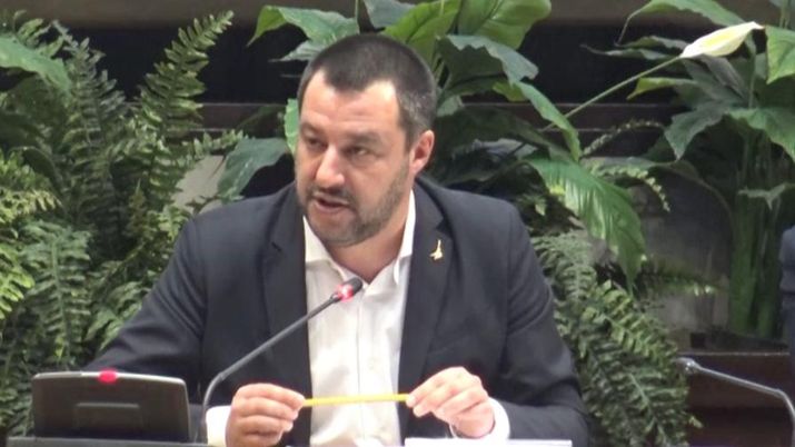 Milan, decreto di espulsione Salvini: &#8220;Higuain è un mercenario, non si faccia più vedere a Milano&#8221; 