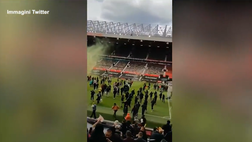 VIDEO Manchester United, i tifosi dei Red Devils invadono l’Old Trafford: le immagini della protesta