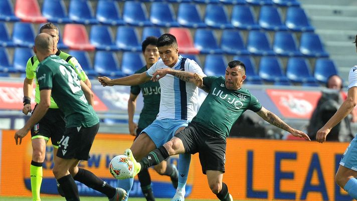 BOLOGNA, ITALY - OCTOBER 06: Gary Medel of Bologna FC in action during the Serie A match between Bologna FC and SS Lazio at Stadio Renato Dall'Ara on October 06, 2019 in Bologna, Italy. (Photo by Mario Carlini / Iguana Press/Getty Images) BOLOGNA, ITALY - OCTOBER 06: Gary Medel of Bologna FC in action during the Serie A match between Bologna FC and SS Lazio at Stadio Renato Dall'Ara on October 06, 2019 in Bologna, Italy. (Photo by Mario Carlini / Iguana Press/Getty Images)
