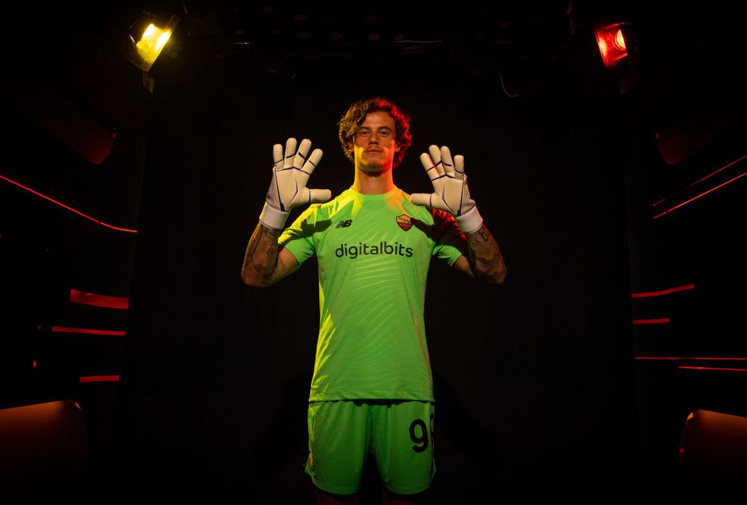 Ecco Svilar: gli scatti tra arrivo, firma e nuova maglia a Trigoria – FOTO GALLERY - immagine 31