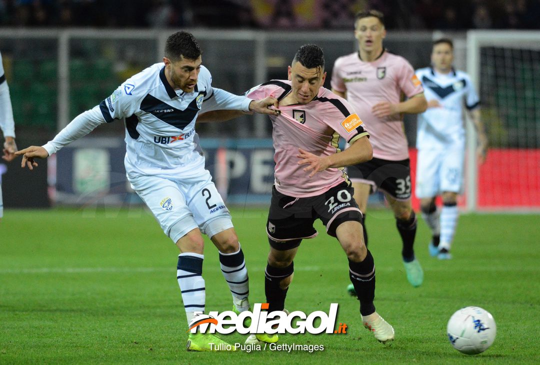  PALERMO, ITALY - FEBRUARY 15: Stefano Sabelli (L) of Brescia and Cesar Falletti of Palermo compete for the ball during the Serie B match between US Citta di Palermo and Brescia at Stadio Renzo Barbera on February 15, 2019 in Palermo, Italy. (Photo by Getty Images/Getty Images) 