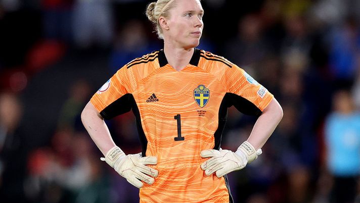SHEFFIELD, ENGLAND - JULY 26: Hedvig Lindahl of Sweden reacts after Fran Kirby of England ( not pictured ) scores their side's fourth goal during the UEFA Women's Euro 2022 Semi Final match between England and Sweden at Bramall Lane on July 26, 2022 in Sheffield, England. (Photo by Naomi Baker/Getty Images) Lindahl, serata alla… Karius: “Ho sbagliato ma ho letto una marea di insulti, voglio lasciare la nazionale” - immagine 1