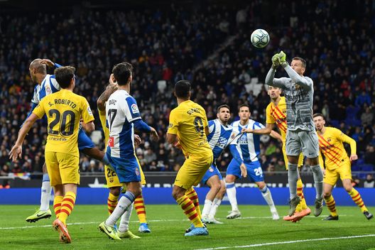 BARCELONA, SPAIN - JANUARY 04: Neto of FC Barcelona clears the ball during the Liga match between RCD Espanyol and FC Barcelona at RCDE Stadium on January 04, 2020 in Barcelona, Spain. (Photo by David Ramos/Getty Images) Lazio, per i pali sondato il terreno per un ex portiere viola- immagine 2