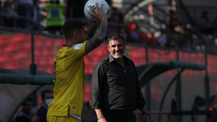 CREMONA, ITALY - OCTOBER 02: Cristiano Lucarelli head coach of Ternana shows his dejection during the Serie B match between US Cremonese and Ternana at Stadio Giovanni Zini on October 02, 2021 in Cremona, Italy. (Photo by Giuseppe Cottini/Getty Images) Derby dell’acciaio e delle panchine: la Ternana aspetta la Cremonese… - immagine 1