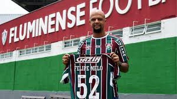 Fluminense, Felipe Melo derubato dopo la partita vinta al Maracanã- immagine 2