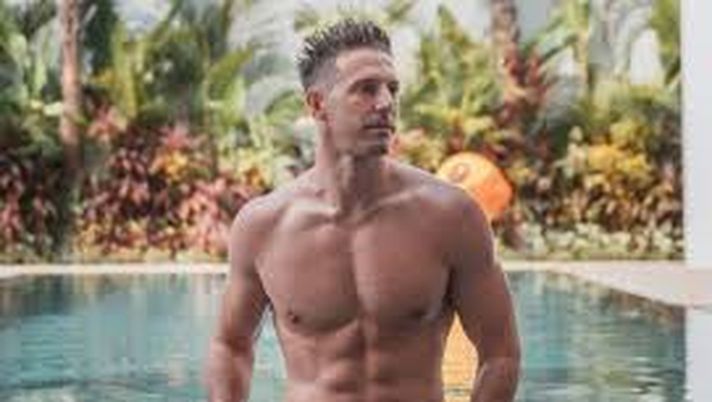 ecco il 33enne Beattie senza la maglietta da calciatore 