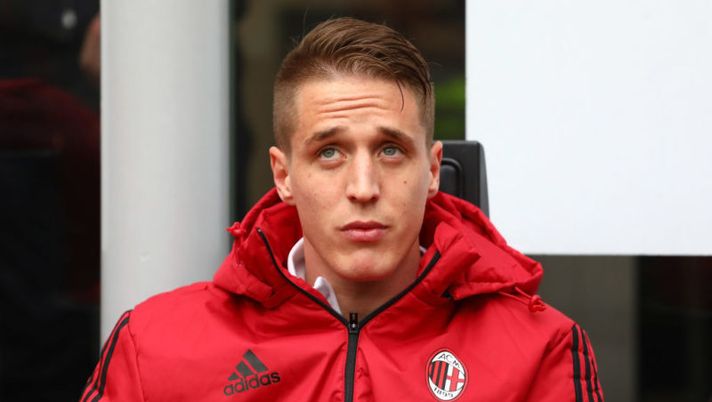MILAN, ITALY - MARCH 18: Andrea Conti of AC Milan looks on before the serie A match between AC Milan and AC Chievo Verona at Stadio Giuseppe Meazza on March 18, 2018 in Milan, Italy. (Photo by Marco Luzzani/Getty Images) L’agente di Conti annuncia: “Ecco i tempi di recupero dall’infortunio” - immagine 1