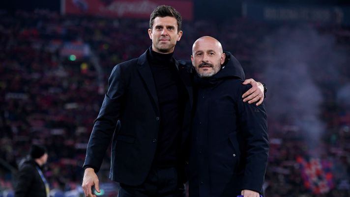 BOLOGNA, ITALY - FEBRUARY 14: Thiago Motta, Head Coach of Bologna FC, poses for a photograph with Vincenzo Italiano, Head Coach of ACF Fiorentina, prior to the Serie A TIM match between Bologna FC and ACF Fiorentina - Serie A TIM at Stadio Renato Dall'Ara on February 14, 2024 in Bologna, Italy. (Photo by Alessandro Sabattini/Getty Images) Motta-Juve, un matrimonio mai sbocciato. Italiano fa volare il Bologna- immagine 1