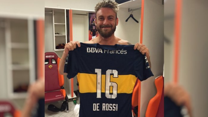 VIDEO - De Rossi riceve in regalo la maglia del Club Sportivo Italiano