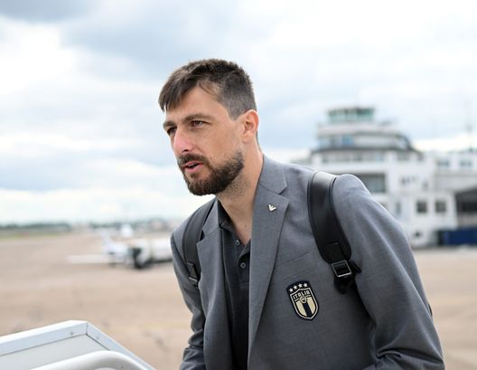 DUESSELDORF, GERMANY - JUNE 13: Francesco Acerbi of Italy departs to Dusseldorf Airport on June 13, 2022 in Duesseldorf, Germany. (Photo by Claudio Villa/Getty Images) Inter, Barzaghi: “C’è una voce di mercato: prima me la smentivano, ora non più”- immagine 2