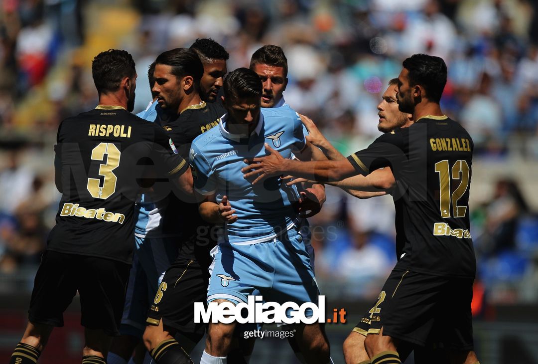  ROME, ITALY - APRIL 23:  Wesley Hoedt (C) of SS Lazio fights against Citta' di Palermo players during the Serie A match between SS Lazio and US Citta di Palermo at Stadio Olimpico on April 23, 2017 in Rome, Italy.  (Photo by Paolo Bruno/Getty Images) 