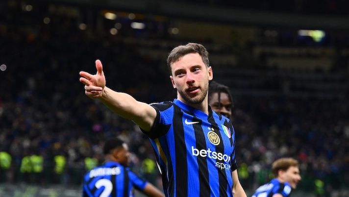 MILAN, ITALY - DECEMBER 23: Carlos Augusto of FC Internazionale celebrates after scoring the goal during the Serie A match between FC Internazionale and Como at Stadio Giuseppe Meazza on December 23, 2024 in Milan, Italy. (Photo by Mattia Pistoia - Inter/Inter via Getty Images) Inter, Carlos Augusto è molto più di una riserva: come gestirlo al fantacalcio - immagine 1