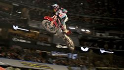 Supercross da brividi: lascia e poi riprende la moto in volo