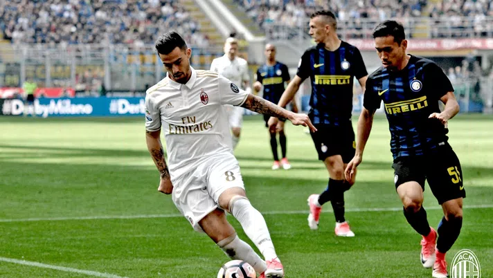 Suso contro Yuto Nagatomo in Inter-Milan (credits: acmilan.com)