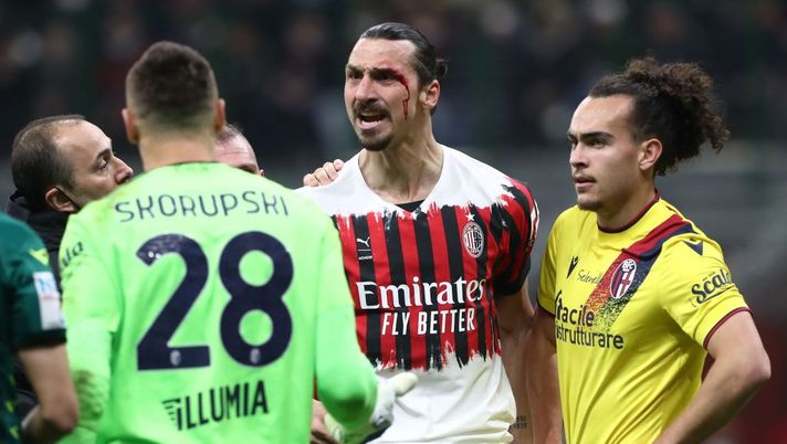 MILAN, ITALY - APRIL 04: Zlatan Ibrahimovic of AC Milan is seen with blood on his face after colliding heads with Gary Medel of Bologna (not pictured) during the Serie A match between AC Milan and Bologna FC at Stadio Giuseppe Meazza on April 04, 2022 in Milan, Italy. (Photo by Marco Luzzani/Getty Images) Sky: “Ibrahimovic, 4 punti di sutura dopo lo scontro con Medel. Cosa filtra verso il Torino” - immagine 1