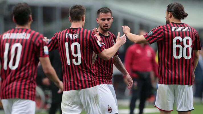 Fernandez Suso festeggiato dai compagni in Milan-Frosinone, Getty Images 