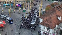 Il muro dei tifosi dello Sturm Graz paralizza la città: poi vincono il derby…