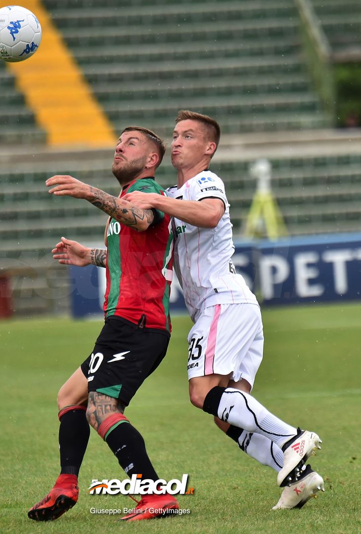  TERNI, ITALY - MAY 05:  Mirko Carretta of Ternana Calcio and Radoslaw Murawski of US Città di Palermo in action during the serie B match between Ternana Calcio and US Citta di Palermo at Stadio Libero Liberati on May 5, 2018 in Terni, Italy.  (Photo by Giuseppe Bellini/Getty Images) 