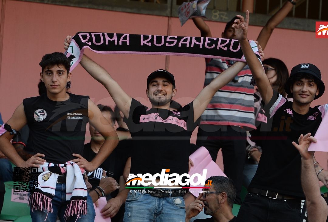 Fototifo, facce da Serie B. I tifosi allo stadio per Palermo-Padova 1-0 - immagine 64