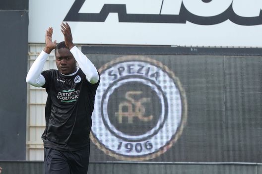 LA SPEZIA, ITALY - OCTOBER 16: Emmanuel Gyasi of Spezia Calcio greets the fans after during the Serie A match between Spezia Calcio and US Cremonese at Stadio Alberto Picco on October 16, 2022 in La Spezia, Italy. (Photo by Gabriele Maltinti/Getty Images) Gotti: “Gyasi sarà della partita. Contro la Fiorentina saremo anche attendisti”- immagine 2