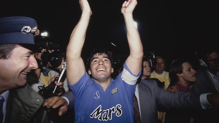 STUTTGART, GERMANY - MAY 17: Napoli captain Diego Maradona surrounded by media and police celebrates after the 1989 UEFA Cup Final second leg between VFB Stuttgart and S.S.C Napoli at Neckarstadion on May 17, 1989 in Stuttgart, West Germany. (Photo by Simon Bruty/Allsport/Hulton Archive/Getty Images) “Diego Vive”, dal 24 aprile aprirà il parco tematico dedicato a Maradona - immagine 1