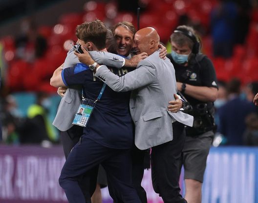 LONDON, ENGLAND - JUNE 26: Roberto Mancini, Head Coach of Italy celebrates with Team coordinator, Gianluca Vialli after victory in the UEFA Euro 2020 Championship Round of 16 match between Italy and Austria at Wembley Stadium at Wembley Stadium on June 26, 2021 in London, England. (Photo by Carl Recine - Pool/Getty Images) Vialli, Mancini e la scaramanzia del pullman: lasciato a piedi… prima di ogni partita dell’Europeo- immagine 2