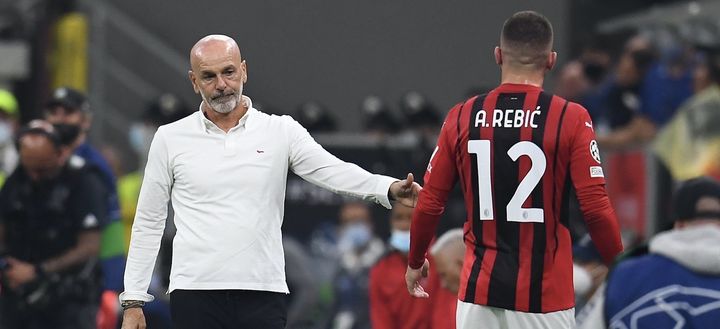 Stefano Pioli (allenatore AC Milan) sostituisce Ante Rebic durante Milan-Atlético Madrid 1-2 (Champions League 2021-2022) | News (Getty Images) Pioli Rebic AC Milan Milan-Atlético Madrid 1-2 Champions League 2021-2022