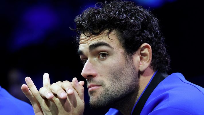 LONDON, ENGLAND - SEPTEMBER 25: Matteo Berrettini of Team Europe reacts from the team bench during the singles match between Felix Auger-Aliassime of Team World and Novak Djokovic of Team Europe during Day Three of the Laver Cup at The O2 Arena on September 25, 2022 in London, England. (Photo by Clive Brunskill/Getty Images for Laver Cup) Niente da fare per Berrettini a Firenze: il tennista tifoso viola saluta l’Atp 250 - immagine 1