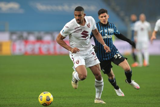  BERGAMO, ITALY - FEBRUARY 06: Gleison Bremer of Torino FC runs with the ball under pressure from Matteo Pessina of Atalanta B.C. during the Serie A match between Atalanta BC and Torino FC at Gewiss Stadium on February 06, 2021 in Bergamo, Italy. Sporting stadiums around Italy remain under strict restrictions due to the Coronavirus Pandemic as Government social distancing laws prohibit fans inside venues resulting in games being played behind closed doors. (Photo by Emilio Andreoli/Getty Images) 