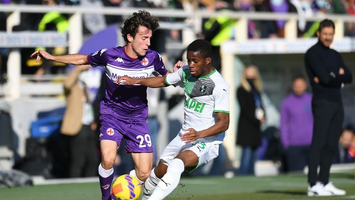 FLORENCE, ITALY - DECEMBER 19: Alvaro Odriozola of ACF Fiorentina competes for the ball with Hamed Traore of US Sassuolo during the Serie A match between ACF Fiorentina and US Sassuolo at Stadio Artemio Franchi on December 19, 2021 in Florence, Italy. (Photo by Alessandro Sabattini/Getty Images) Odriozola in Fiorentina-Sassuolo del 19/12/2021