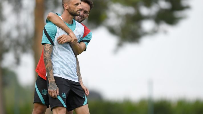 COMO, ITALY - JULY 24: Hakan Calhanoglu jokes with Marcelo Brozovic of FC Internazionale during the FC Internazionale training session at the club's training ground Suning Training Center at Appiano Gentile on July 24, 2021 in Como, Italy. (Photo by Mattia Pistoia/Inter via Getty Images) GdS – Inter, Brozovic migliora. Gagliardini in forte dubbio per Firenze - immagine 1