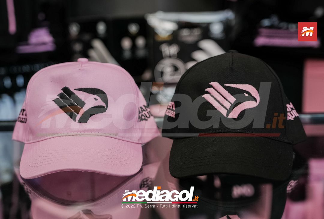 FOTO Palermo, code al Barbera per i cappellini omaggio agli abbonati (Gallery)- immagine 1