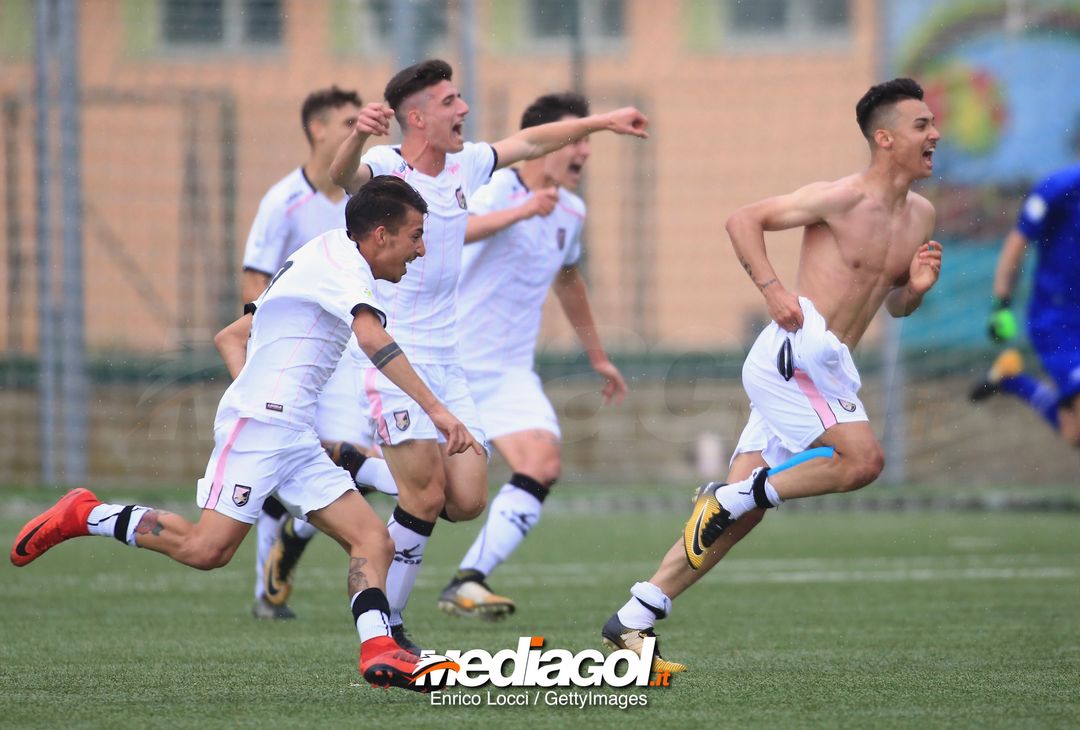  CAGLIARI, ITALY - MAY 05: Players of Palermo and the coach Giuseppe Scurto celebrate promotion in Primavera 1 during the Primavera 1 match between Cagliari Calcio U19 and US Citta di Palermo U19 at Stadio Renato Raccis on May 5, 2018 (Photo by Enrico Locci/Getty Images) 