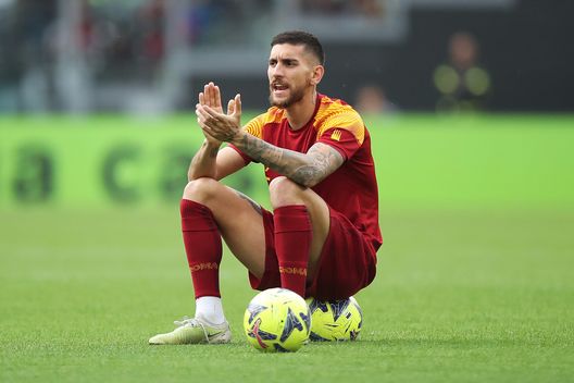 ROME, ITALY - MAY 22: Lorenzo Pellegrini of AS Roma applauds in warm ups prior to the Serie A match between AS Roma and Salernitana at Stadio Olimpico on May 22, 2023 in Rome, Italy. (Photo by Paolo Bruno/Getty Images) Fiorentina-Roma, Mourinho annuncia un’assenza pesante: “Sarà out a Firenze”- immagine 2