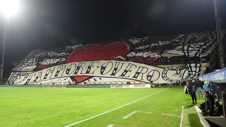 SALERNO, ITALY - NOVEMBER 30: US Salernitana supporters choreography before the Serie A match between US Salernitana v Juventus at Stadio Arechi on November 30, 2021 in Salerno, Italy. (Photo by Francesco Pecoraro/Getty Images) SALERNO, ITALY - NOVEMBER 30: US Salernitana supporters choreography before the Serie A match between US Salernitana v Juventus at Stadio Arechi on November 30, 2021 in Salerno, Italy. (Photo by Francesco Pecoraro/Getty Images)