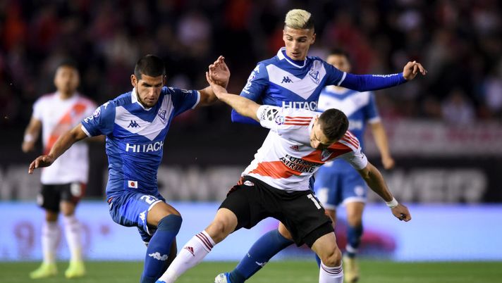 BUENOS AIRES, ARGENTINA - SEPTEMBER 22: Rafael Santos Borre of River Plate fights for the ball with Luis Abram and Nicolas Dominguez of Velez Sarsfield during a match between River Plate and Velez Sarsfield as part of Superliga Argentina 2019/20 at Estadio Monumental Antonio Vespucio Liberti on September 22, 2019 in Buenos Aires, Argentina. (Photo by Marcelo Endelli/Getty Images) 