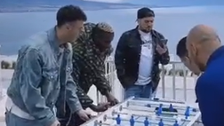 Osimhen, Rrahmani e Demme si divertono giocando a biliardino con una vista mozzafiato