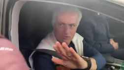 Roma, esonerato Mourinho: ha lasciato Trigoria tra i cori dei tifosi | VIDEO